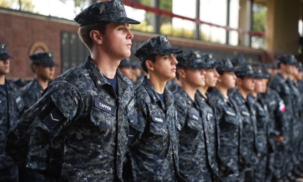 Defensa.comcadetes de la armada de chile estrenan nuevo uniforme pixeladoel