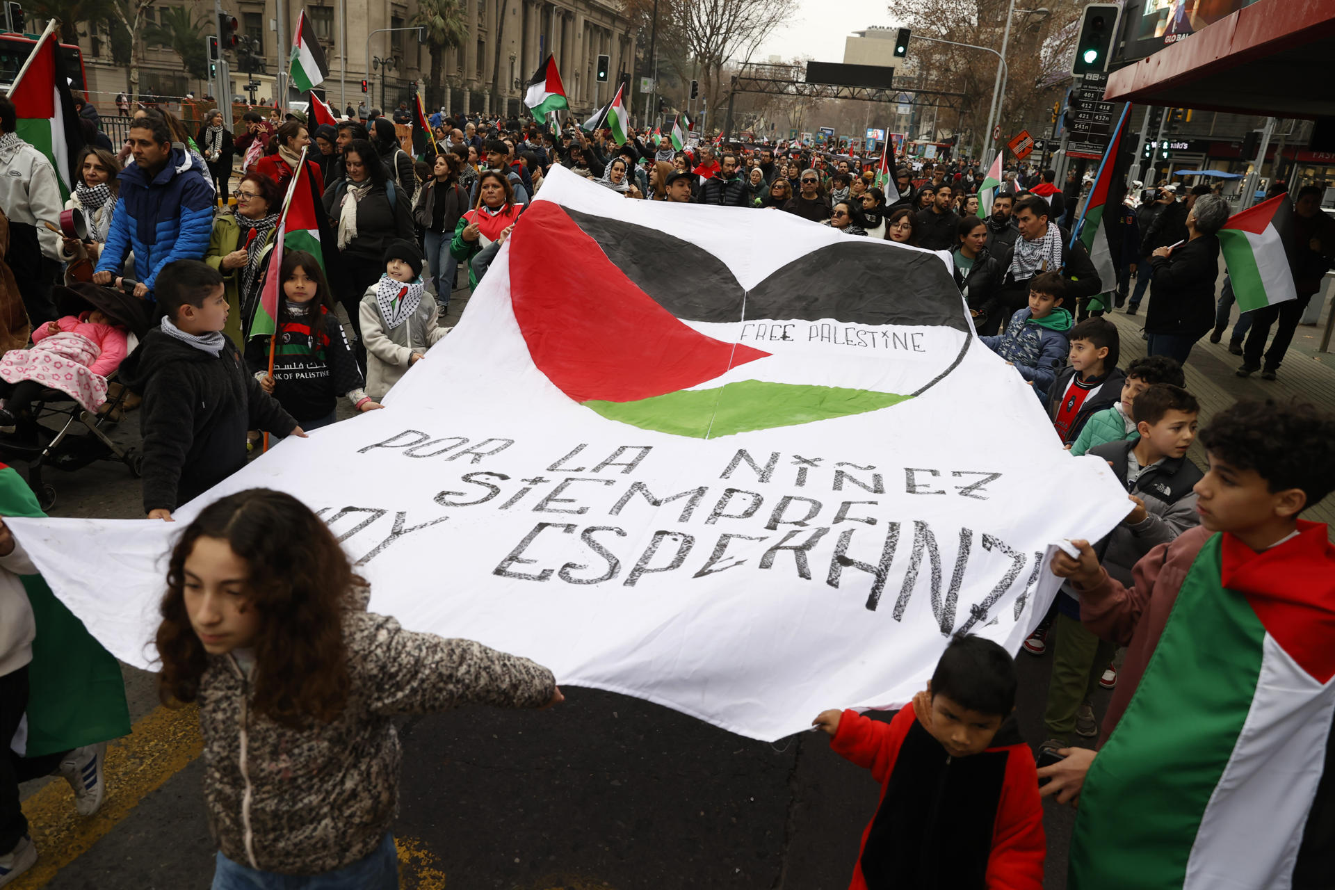 Miles de personas marchan en chile para denunciar cientos de