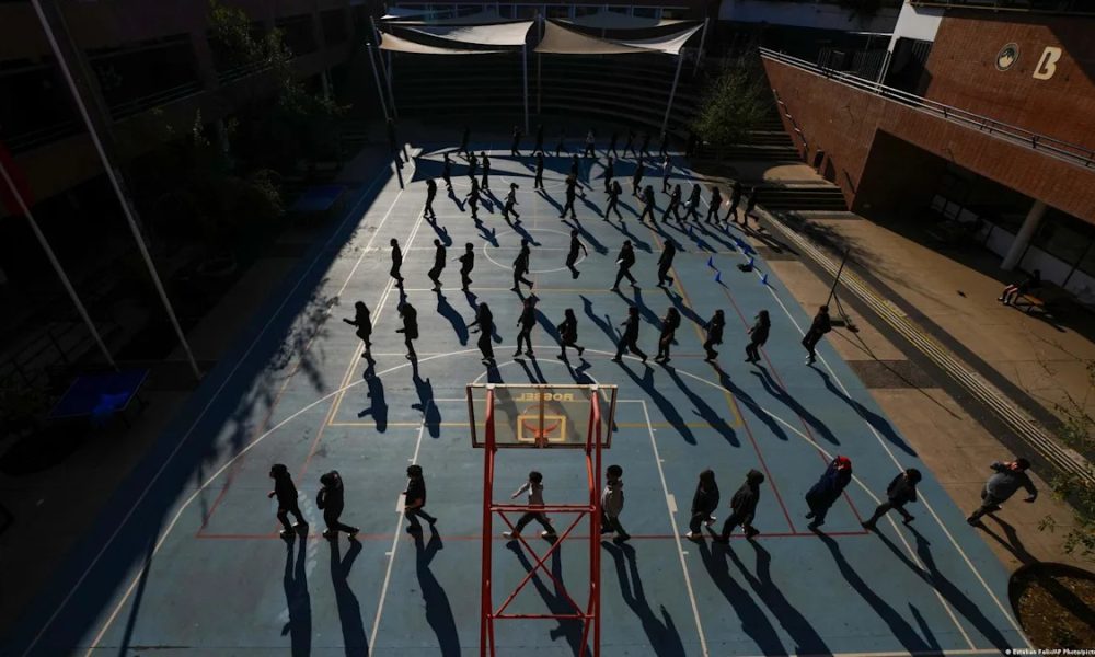 Chile avanza a la prohibición de móviles en las escuelas