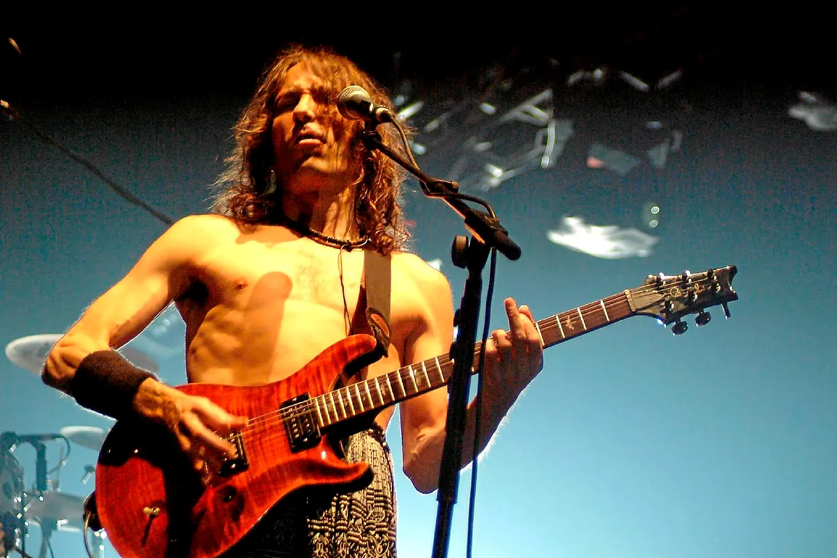 El mundomuere robe iniesta, líder de extremoduro y voz del