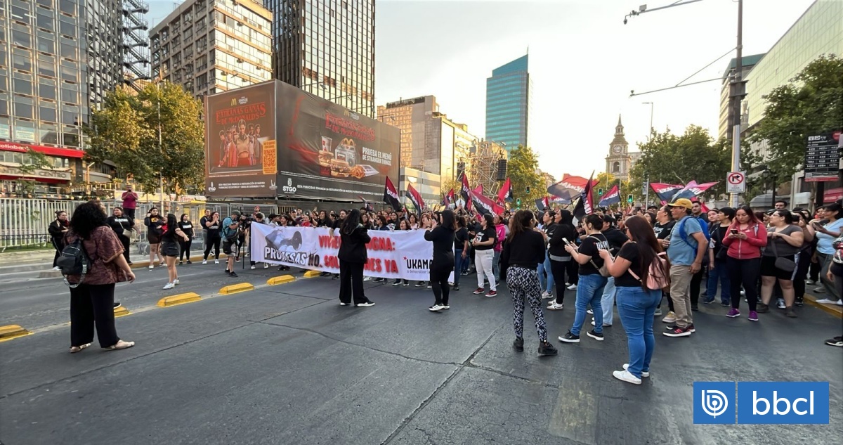 Miembros del movimiento ukamau cortaron el tránsito de la alameda