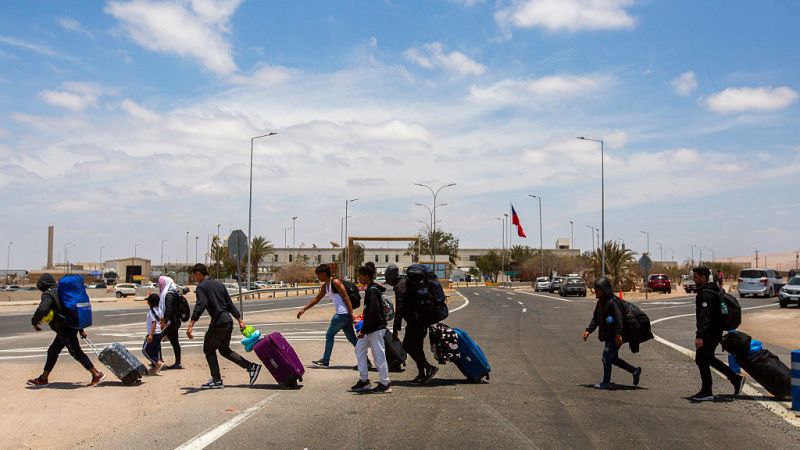 Migrantes buscan salir de chile antes del balotaje mientras perú