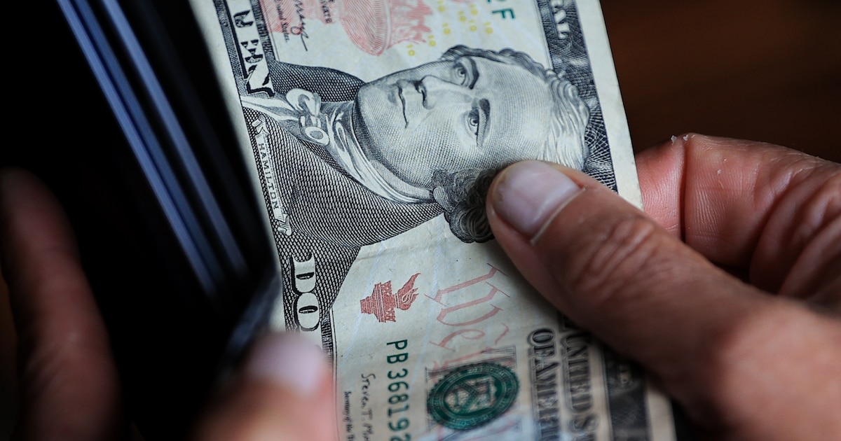 Dólar cierra jornada con baja frente al peso chileno hoy